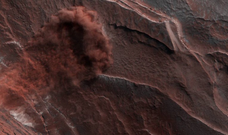 FOTO NASA snimila crvenu lavinu na Marsu, pogledajte kako izgleda